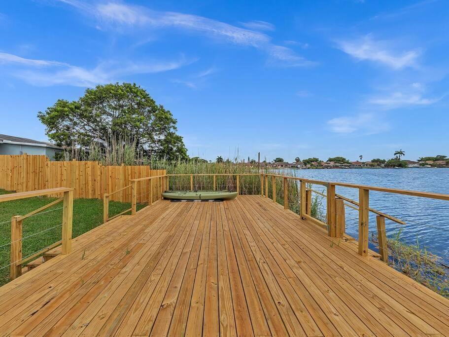Supervilla - Lakefront - Sunsets, Kayaks, Grill Fort Lauderdale Exterior photo